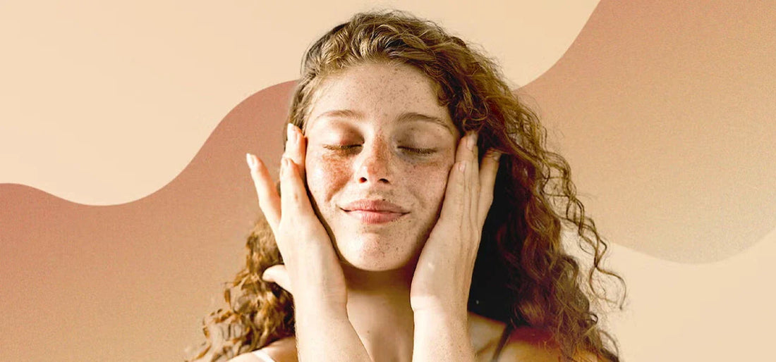 Mujer aplicando Crema Facial Hidratante en su piel mixta con expresión relajada y feliz.